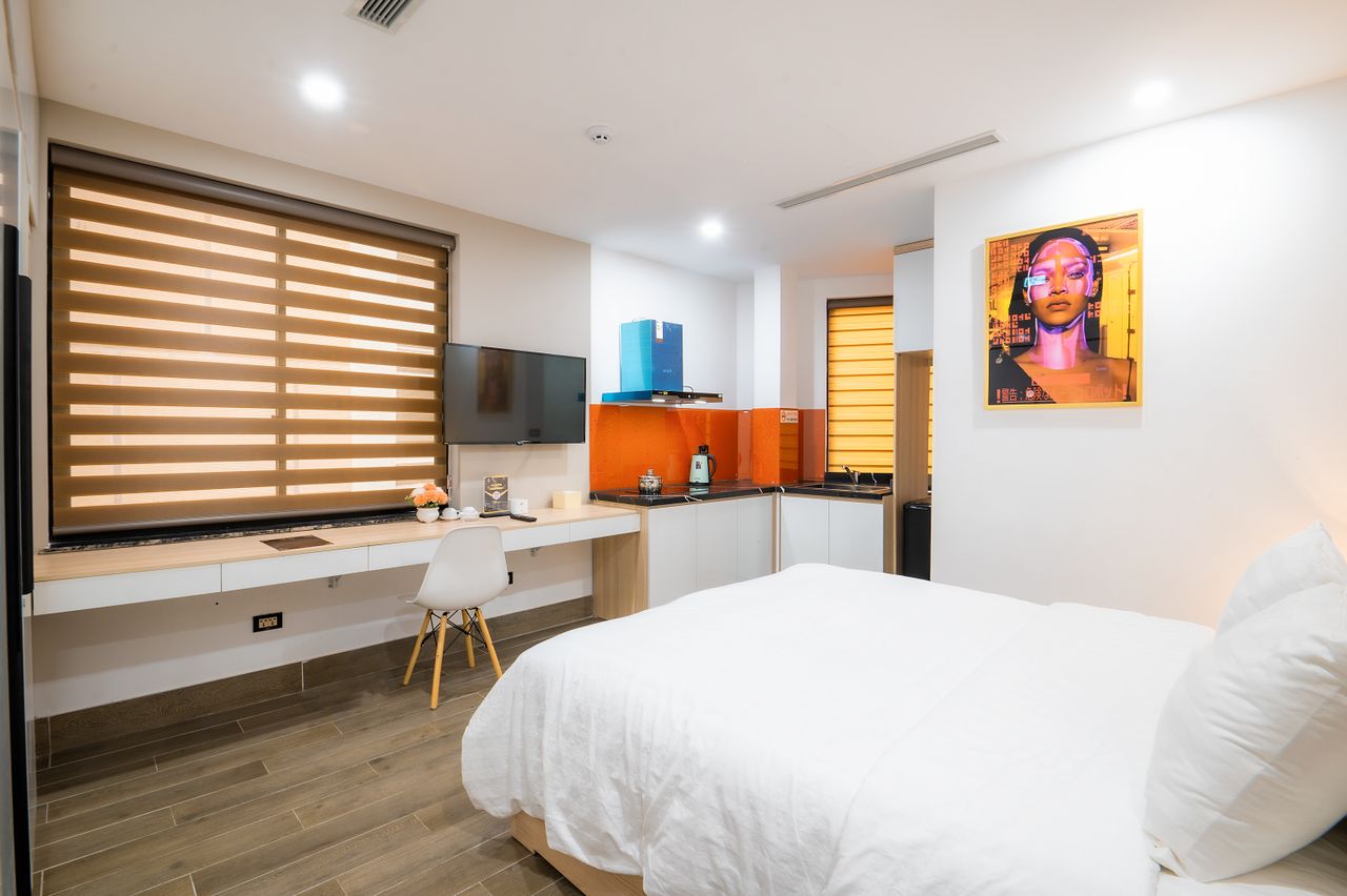 about-02 Bright modern hotel room with stylish decor and cozy ambiance.